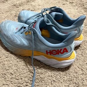Hoka One One Arahi running shoes